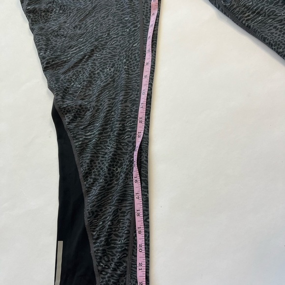 Nike Dri Fit Leopard Animal Print Crops Women XL - Picture 2 of 5